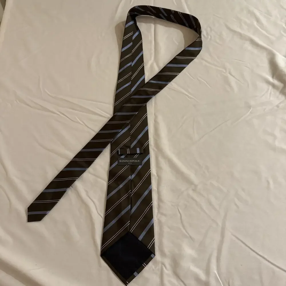 1801 ) BANANA REPUBLIC MEN'S TIE 100% SILK MADE IN ITALY